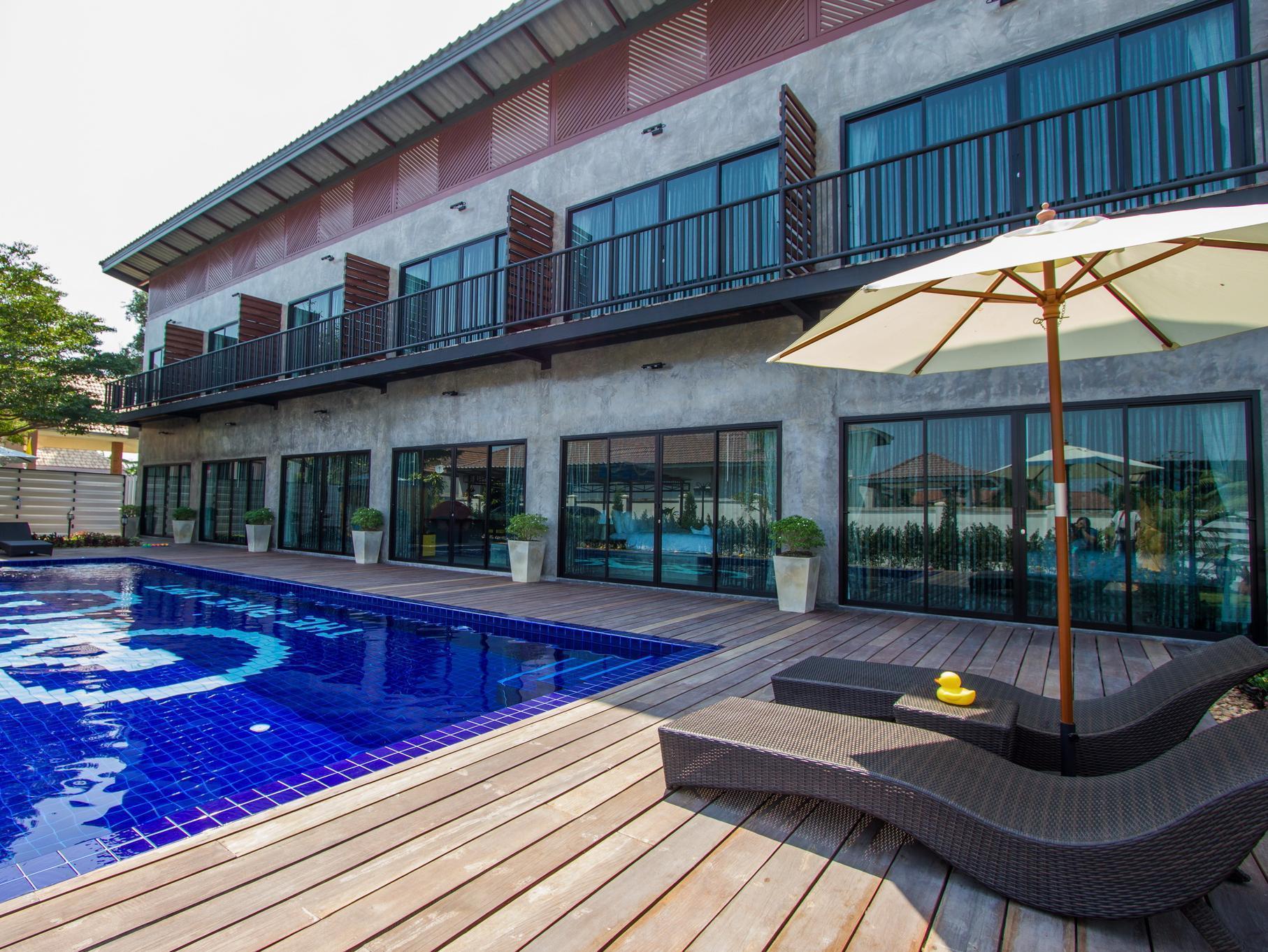 The Bike Loft Family Hostel Hua Hin Bagian luar foto