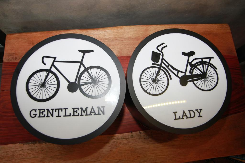 The Bike Loft Family Hostel Hua Hin Bagian luar foto