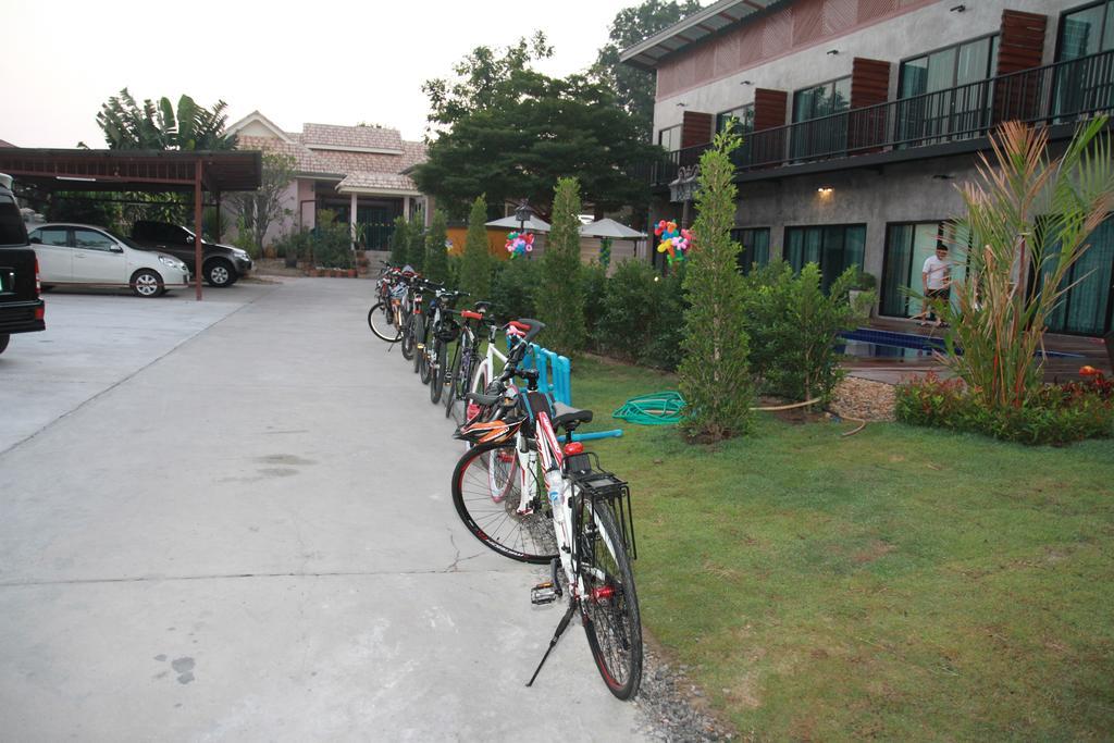 The Bike Loft Family Hostel Hua Hin Bagian luar foto