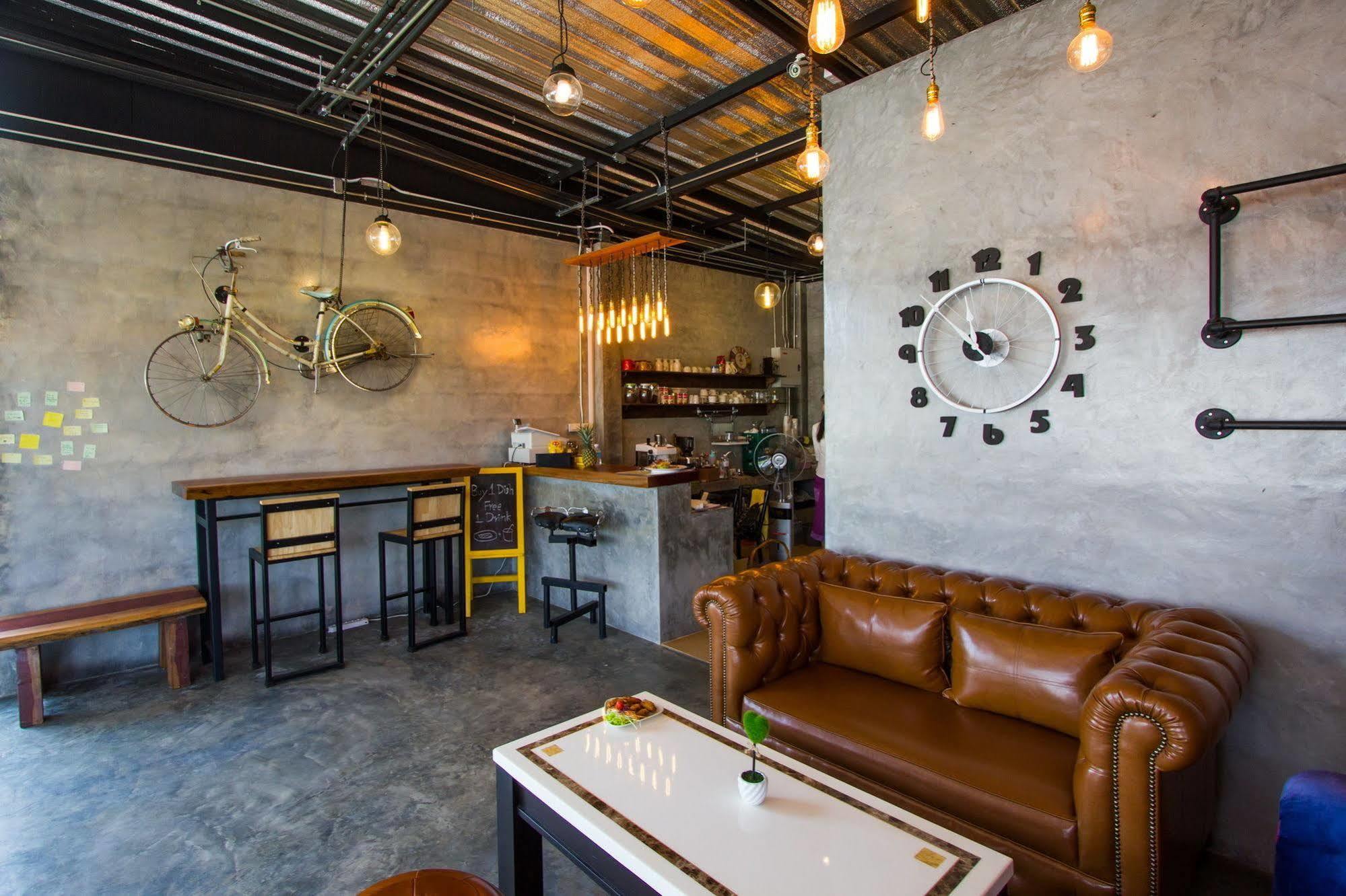The Bike Loft Family Hostel Hua Hin Bagian luar foto