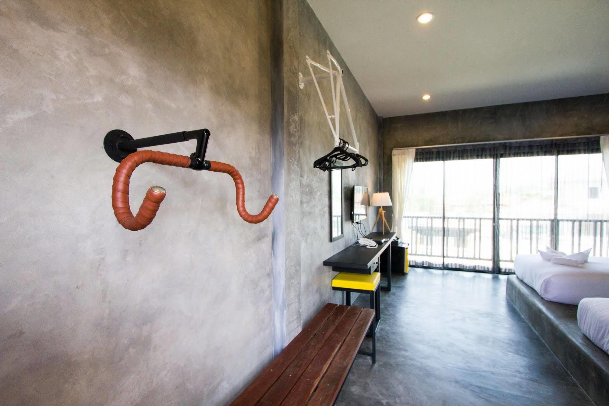 The Bike Loft Family Hostel Hua Hin Bagian luar foto