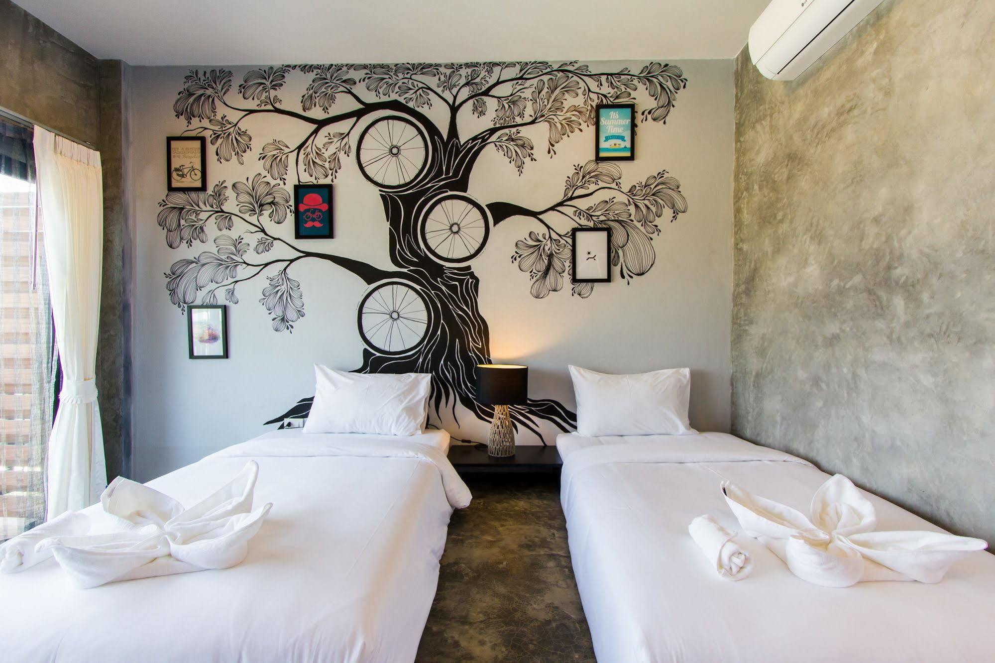 The Bike Loft Family Hostel Hua Hin Bagian luar foto