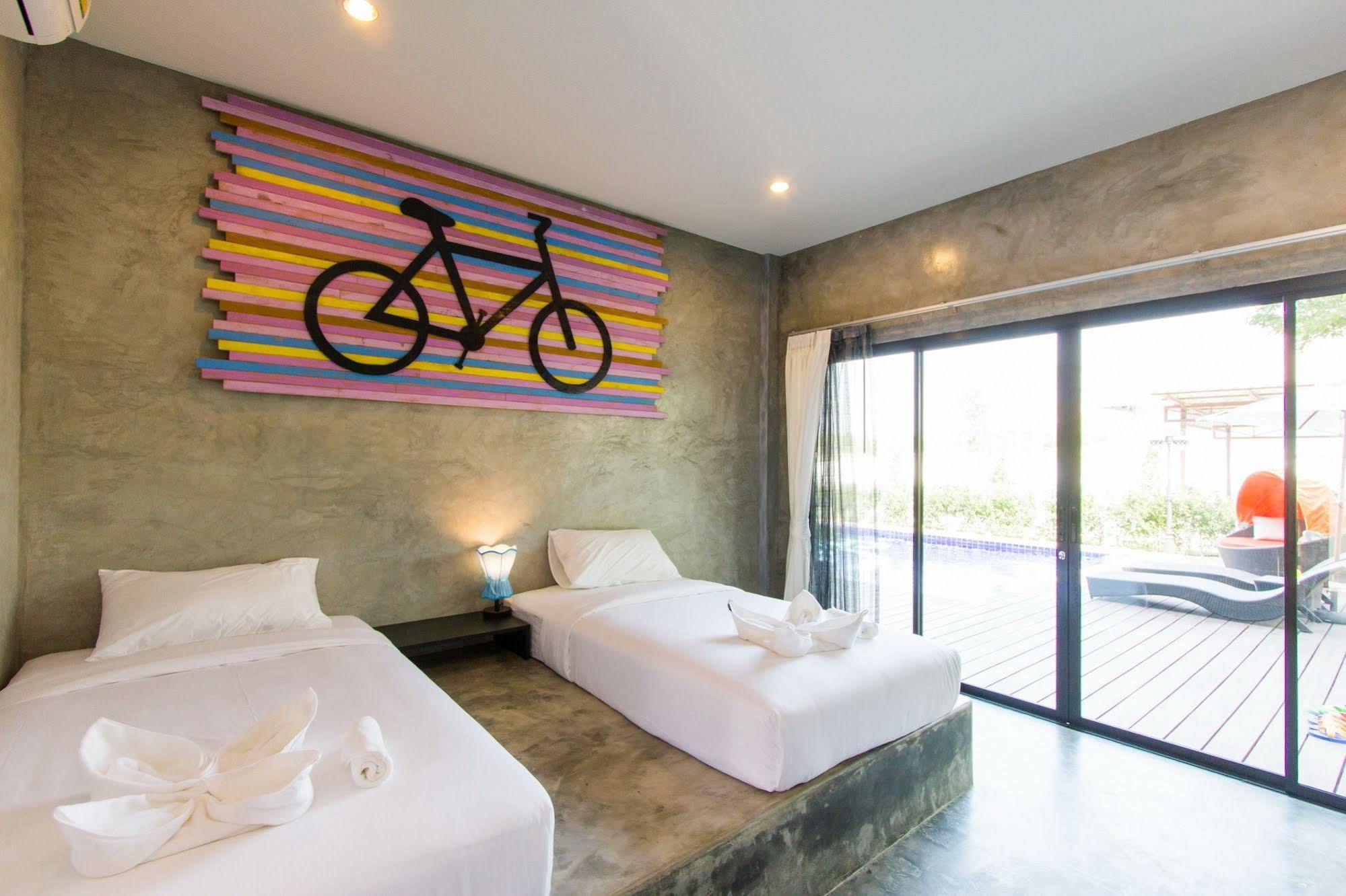 The Bike Loft Family Hostel Hua Hin Bagian luar foto
