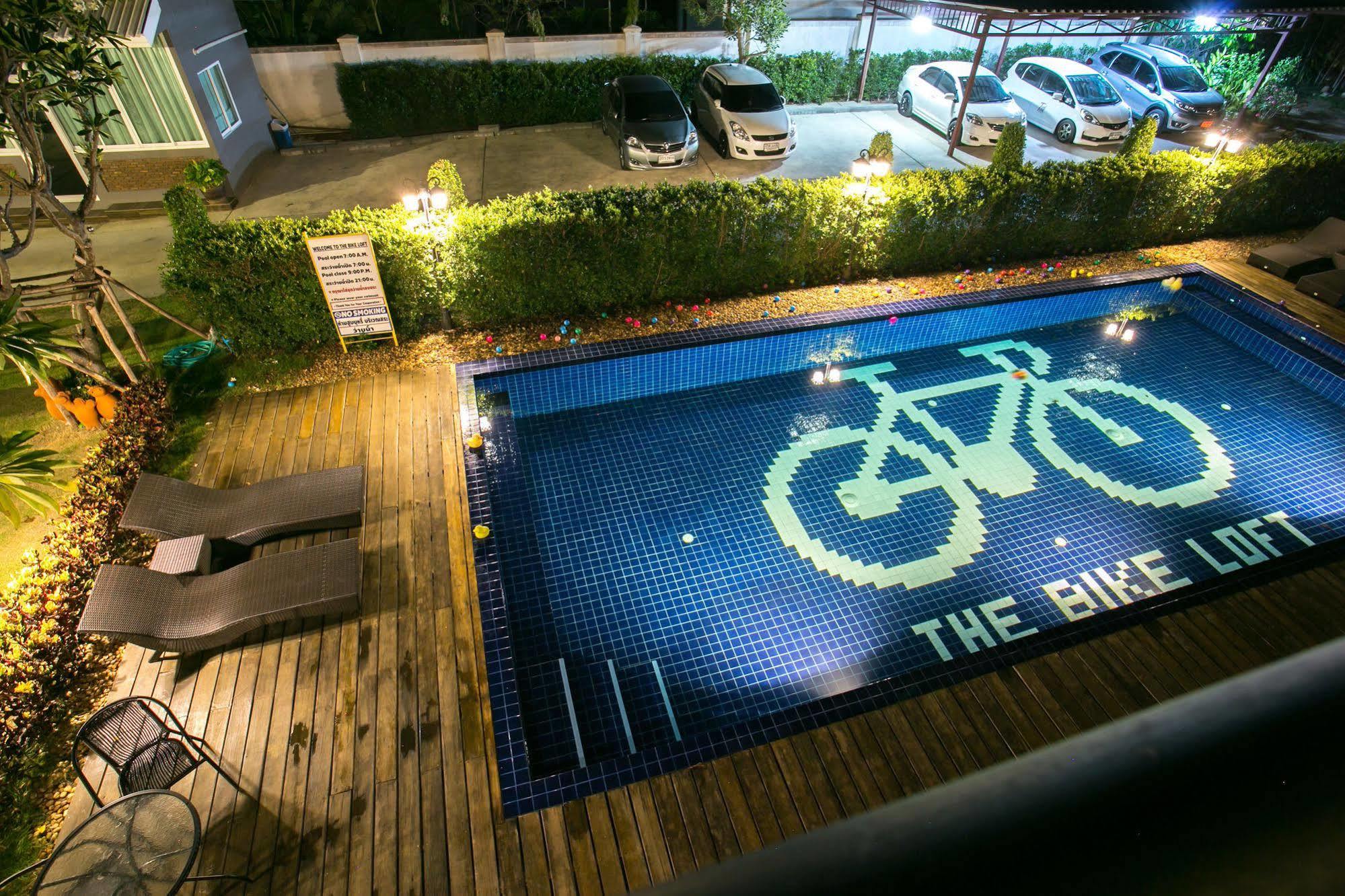 The Bike Loft Family Hostel Hua Hin Bagian luar foto