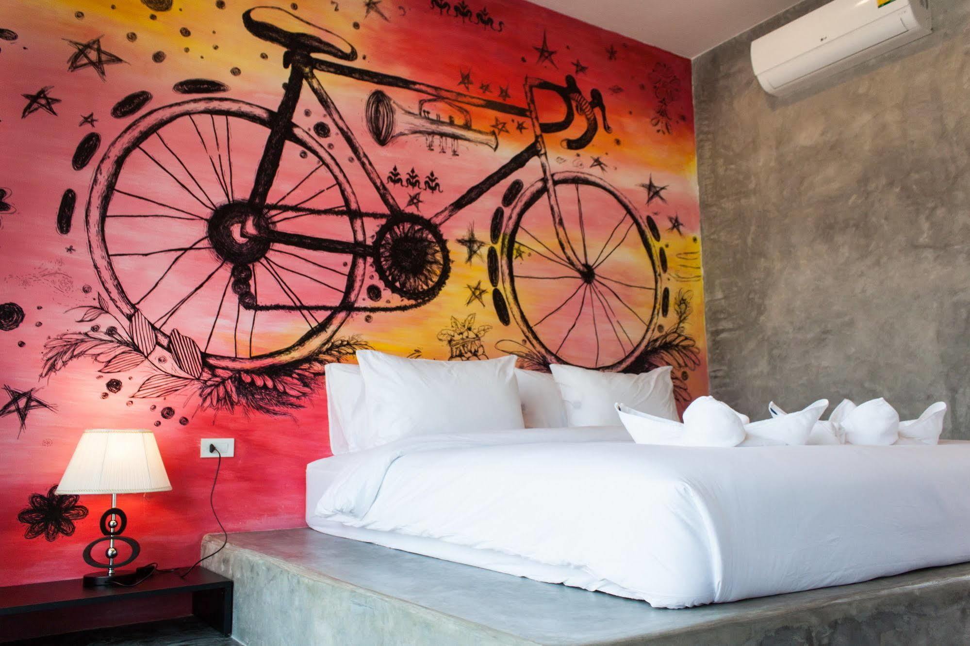 The Bike Loft Family Hostel Hua Hin Bagian luar foto